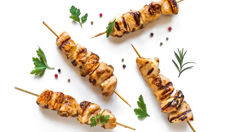 Aquí tienes una receta sencilla para preparar brochetas de pollo