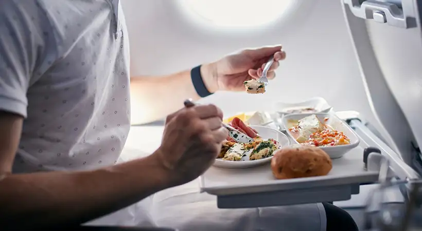 cómo comer sanamente mientras estás de viaje