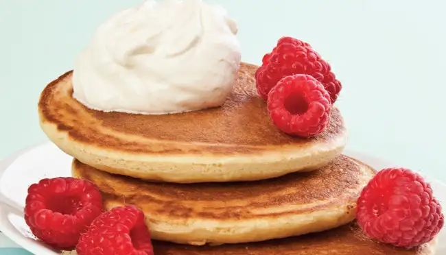 Hot cakes de avena con helado de yogurt receta